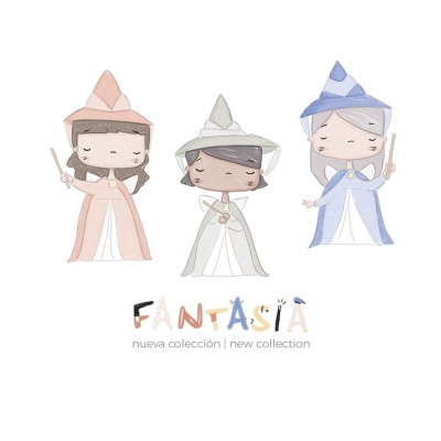 Três fadas desenhadas com varinhas e chapéus em tons pastel, texto FANTASÍA nueva colección | new collection