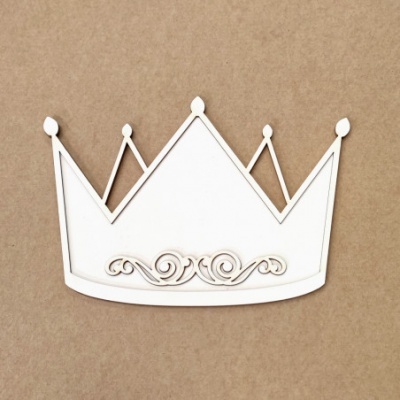 coroa decorativa de madeira branca com padrão floral sobre superfície castanha