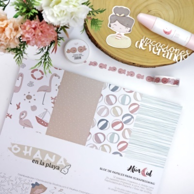Papel para scrapbooking com padrões coloridos de flamingos, bolas e riscas, fita decorativa e flores