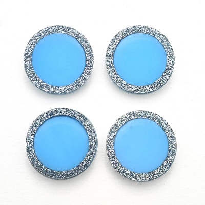 Quatro botões redondos azuis com bordas prateadas texturizadas sobre fundo branco