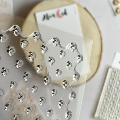 Folha transparente com flores em relevo e borda ondulada