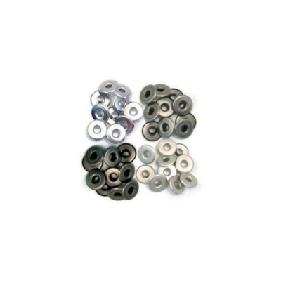 Vários ilhós metálicos redondos de diferentes cores sobre fundo branco