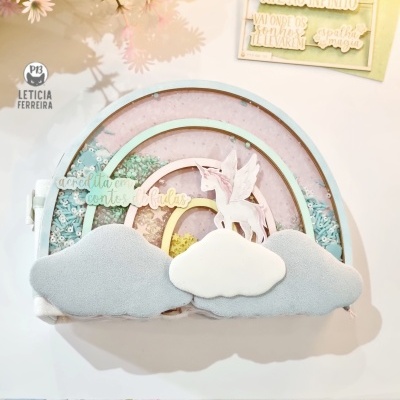 Bolsa em forma de arco-íris com nuvens e unicórnio em tons pastel e glitter
