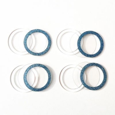 Oito braceletes, quatro azuis glitterados e quatro brancos translúcidos, organizados em pares