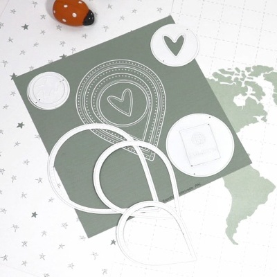 Moldes metálicos brancos com formas geométricas e coração sobre fundo com mapa e estrelas