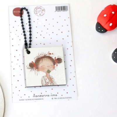 Chaveiro quadrado de madeira com ilustração de menina e corrente preta