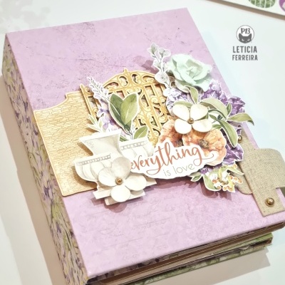 Caixa decorativa roxa com flores e ornamentos em 3D