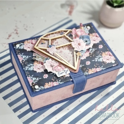 Caixa decorativa rosa e azul com tampa floral escura e diamante em relevo