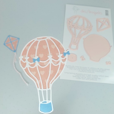 Cartão decoração balão ar quente cor-de-rosa com papagaio azul e vermelho em fundo branco