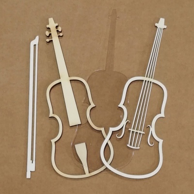 Três modelos decorativos de violino em materiais transparentes, madeira clara e branco com seus arcos, sobre fundo castanho.