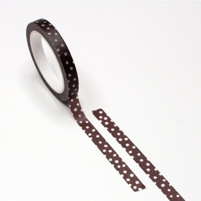 Fita adesiva castanha com bolinhas brancas, padrão contínuo.