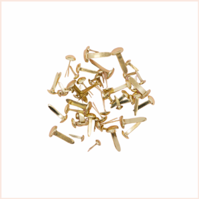 Pregos de metal dourado com cabeças redondas sobre fundo branco