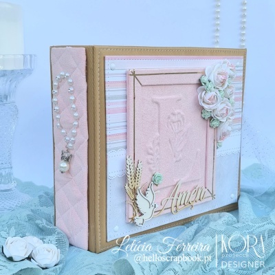 Álbum decorativo rosa com flores e pérolas em tecido azul claro