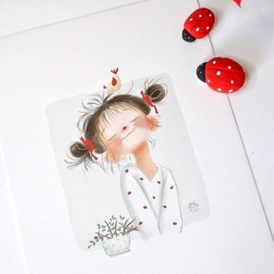 Cartão postal com ilustração de menina com laços vermelhos e pijama de bolinhas, com joaninhas decorativas ao lado.