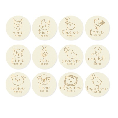 Doze discos redondos bege com números e desenhos de animais para marcar meses do bebé