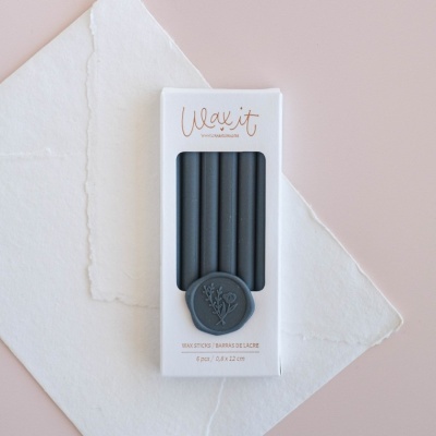 Pack de cera para lacrar cinzenta escura com seis varetas e selo decorativo em caixa branca