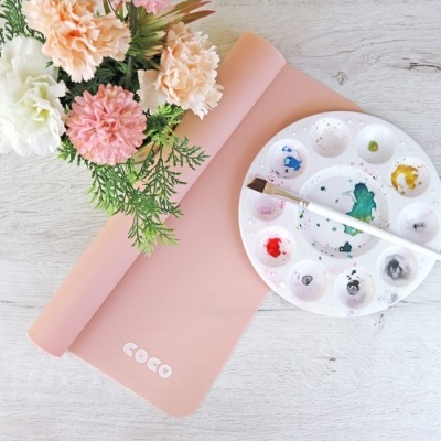 Tapete de silicone cor de rosa claro com paleta de pintura e arranjo floral