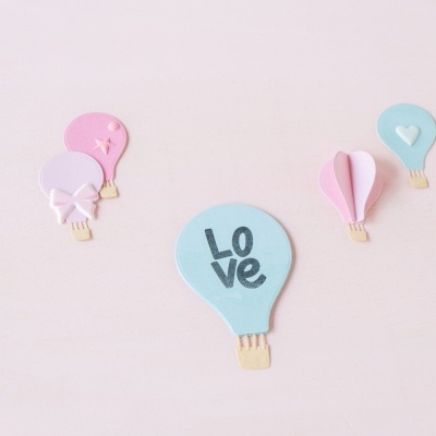 Adesivos de balões de ar quente em cores pastel sobre fundo branco