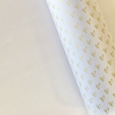 Papel branco com padrão de corações dourados