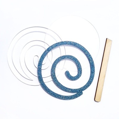 Molde circular espiral azul e transparente com vareta de madeira