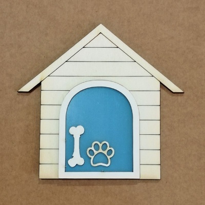 Decoração de madeira casota de cachorro com interior azul e recortes em forma de osso e pata.
