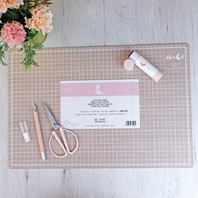 tapete de corte com ferramentas de costura e flores