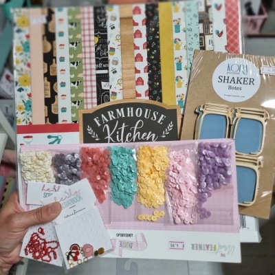 papel decorativo colorido com padrões variados e lantejoulas