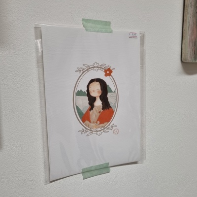 Ilustração de mulher sorridente em papel branco com borda floral, presa à parede com fita e preço visível €8,49
