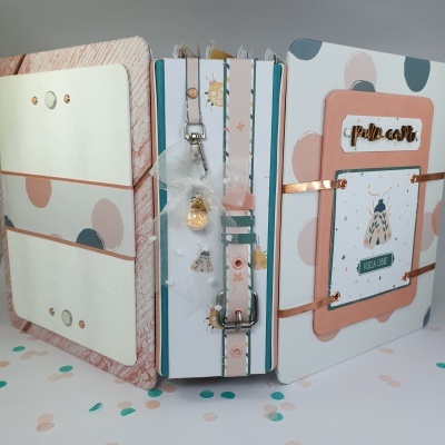 Álbum artesanal decorado com bolinhas e fechos metálicos