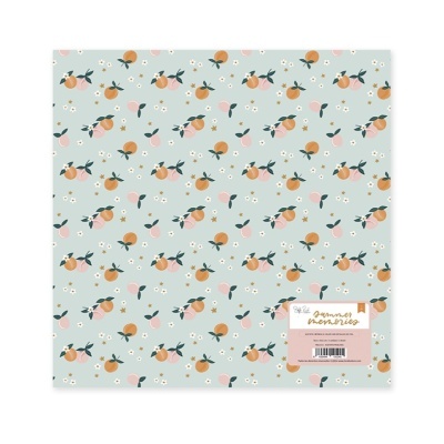 Papel decorativo com padrão de laranjas e flores em fundo azul claro