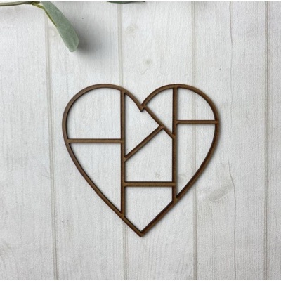 Suporte decorativo em forma de coração de metal cobre sobre fundo de madeira clara