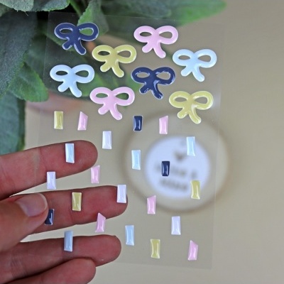 Cartela translúcida com autocolantes coloridos de laços e tiras