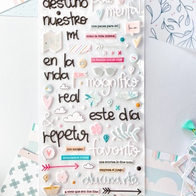 Folha de autocolantes com texto e gráficos coloridos em fundo claro com papéis decorativos ao fundo