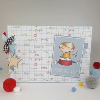 Postal azul com desenho de menino a tocar bateria e letras SIEMPRE A TU LADO