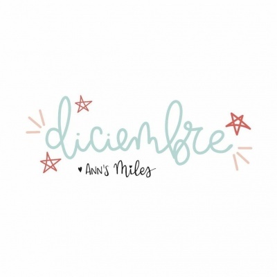 Palavra 'diciembre' em letra cursiva azul clara com estrelas vermelhas e frase 'Ann's Miles' em preto