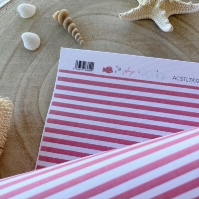 padrão de riscas rosa e branco em papel com código de barras e texto, sobre areia com conchas e estrela-do-mar