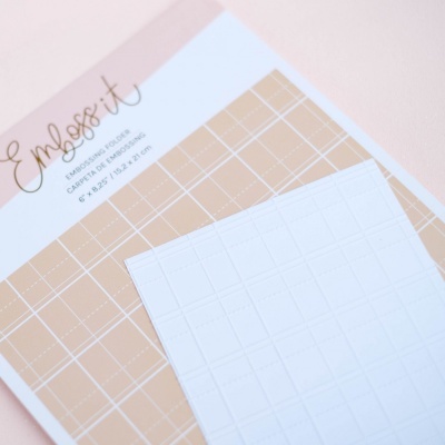 Tapete de embossing bege com padrão quadriculado sobre fundo rosa claro