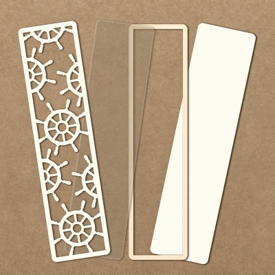 Quatro marcadores de livros de papel/cartão em branco e bege sobre fundo castanho