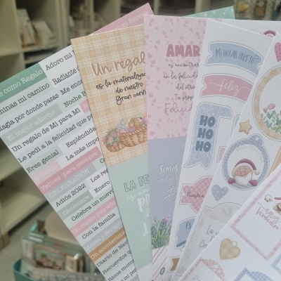 Papéis coloridos com mensagens e ilustrações para scrapbooking