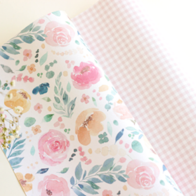 Dois rolos de papel ou tecido com padrões floral e quadriculado