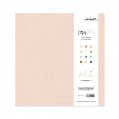 Papel de parede rosa claro com padrão de linhas e etiqueta colorida com texto e ilustrações.