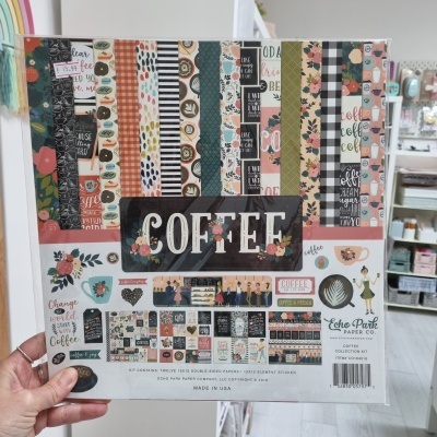 Kit coleção papel com temas de café e vários padrões coloridos e gráficos, preço €15.99.