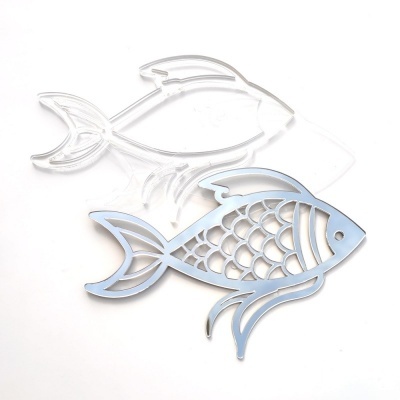 Dois peixes decorativos, acrílico transparente e metal prateado sobre fundo branco