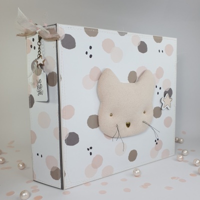 Caixa decorativa branca com padrão de círculos pastel e figura em relevo de gato