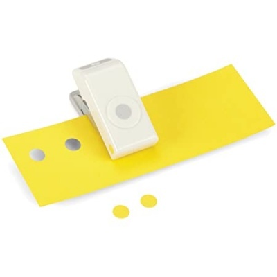 Agrafador branco sobre tira amarela com círculos recortados