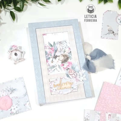 Conjunto de papelaria com temas florais e de pássaros em tons pastel e fundo branco