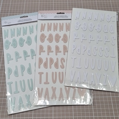 Folhas de autocolantes de letras coloridas em embalagem