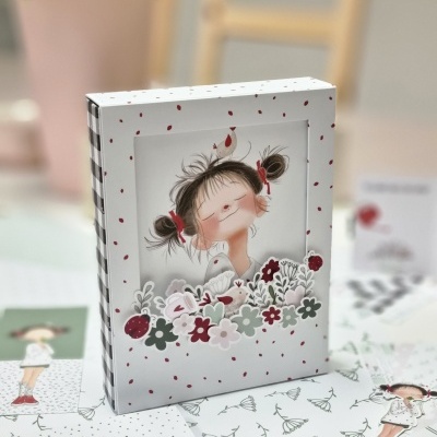 Caixa decorativa com ilustração de menina e flores