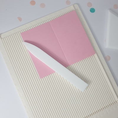 Tabuleiro branco de vinil estriado, papel rosa e osso branco para vincar