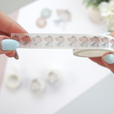 Fita washi com padrão de cães bebés em carrinhos, em tons castanhos, azuis e cinzentos